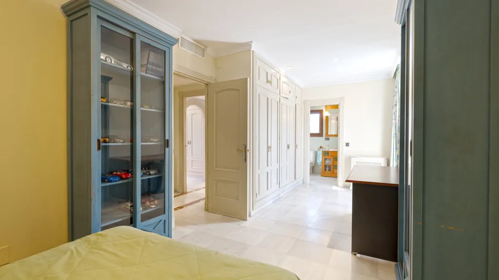 Buy Estepona 5 bedrooms chalet