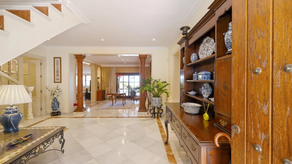 Buy Estepona 5 bedrooms chalet