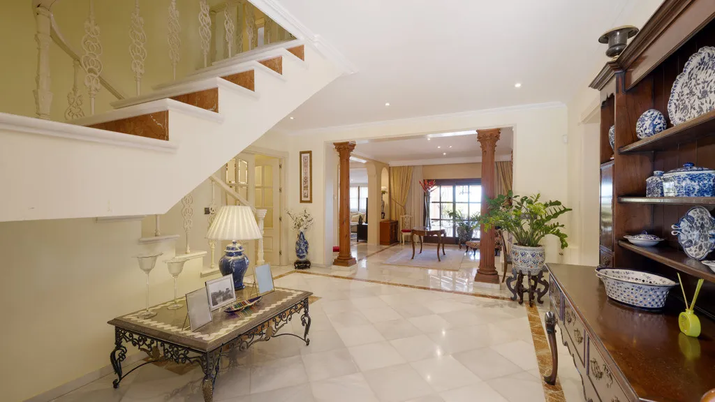 Buy Estepona 5 bedrooms chalet