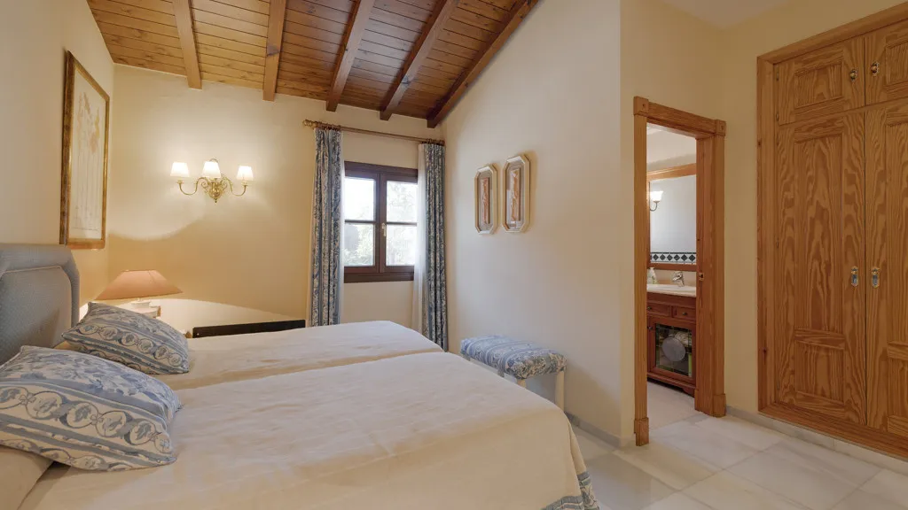 Buy Estepona 5 bedrooms chalet
