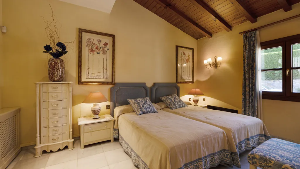 Buy Estepona 5 bedrooms chalet