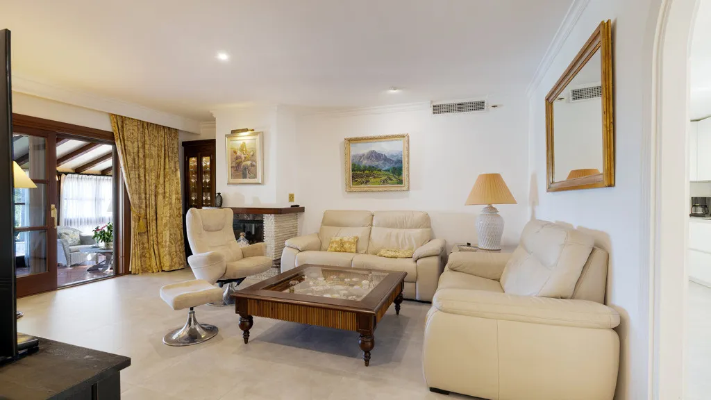 Buy Estepona 5 bedrooms chalet