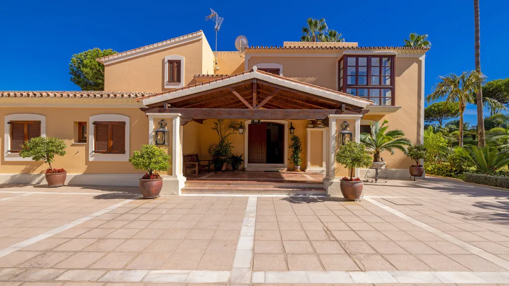 Buy Estepona 5 bedrooms chalet
