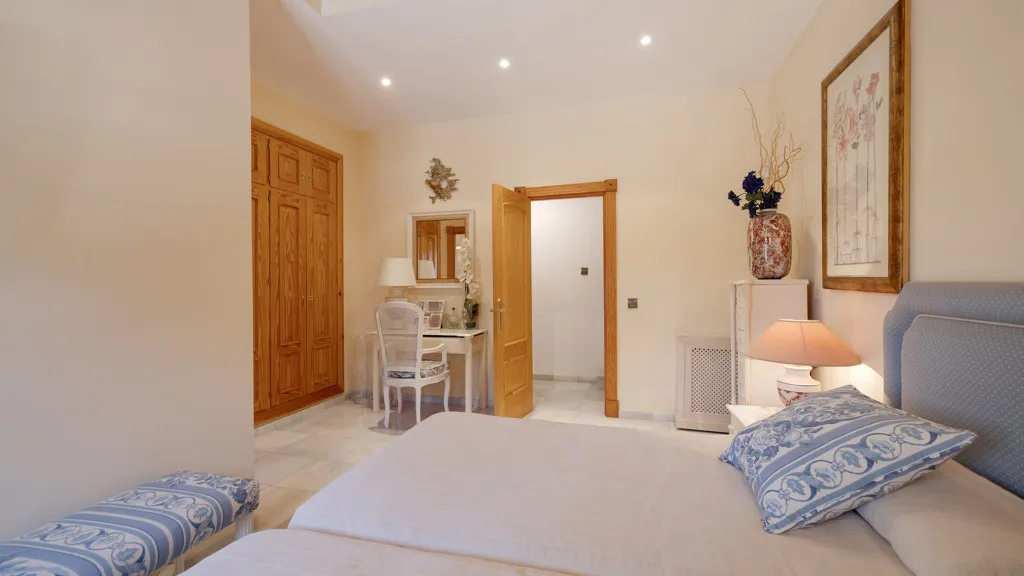 Buy Estepona 5 bedrooms chalet