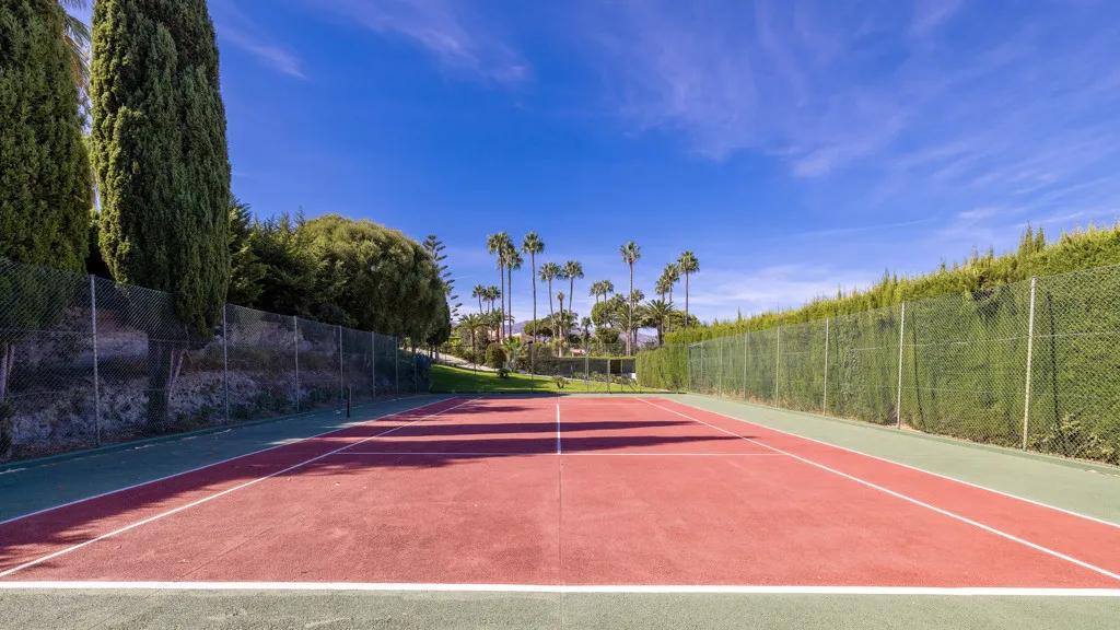 Buy Estepona 5 bedrooms chalet