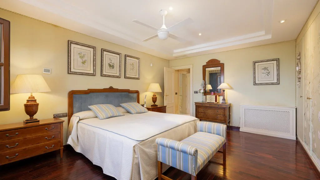 Buy Estepona 5 bedrooms chalet