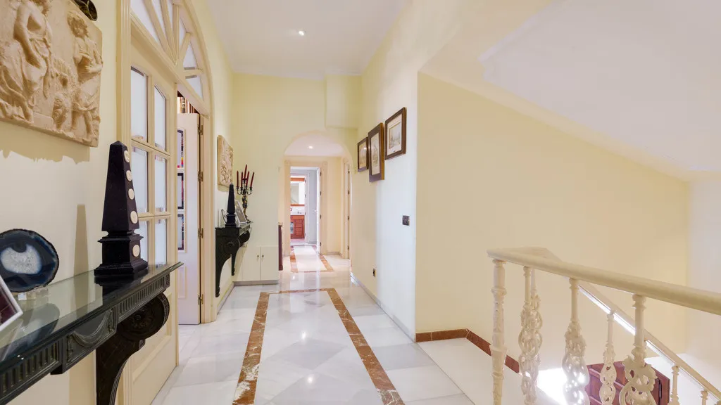 Buy Estepona 5 bedrooms chalet