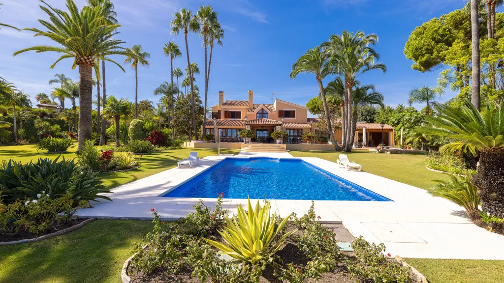 Buy Estepona 5 bedrooms chalet