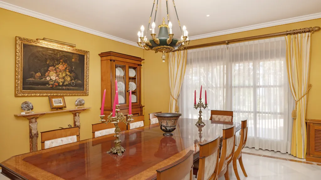 Buy Estepona 5 bedrooms chalet