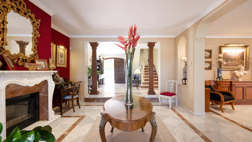 Buy Estepona 5 bedrooms chalet