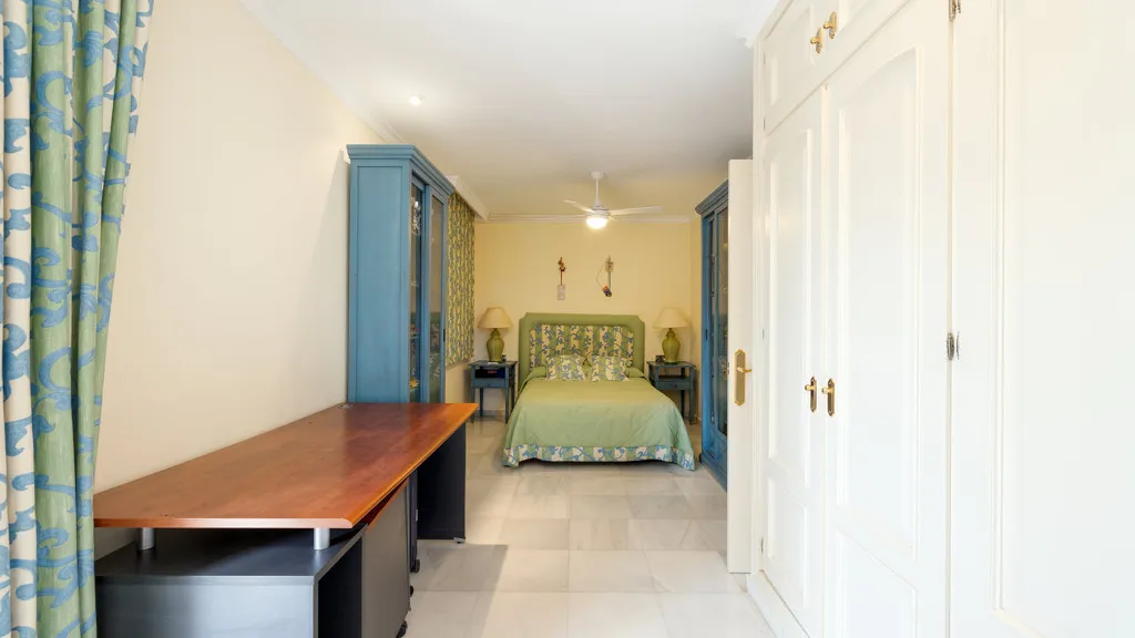 Buy Estepona 5 bedrooms chalet