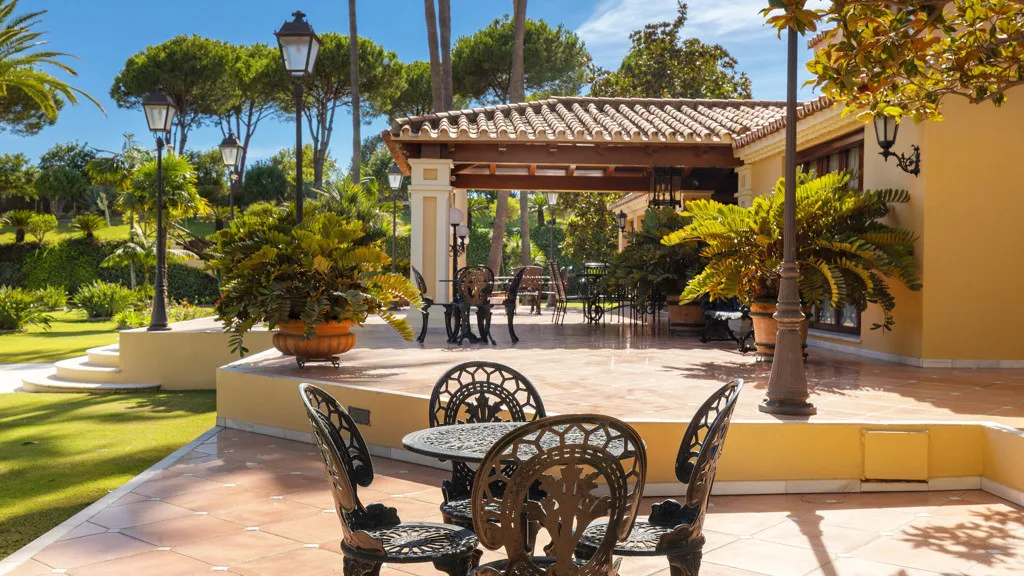 Buy Estepona 5 bedrooms chalet