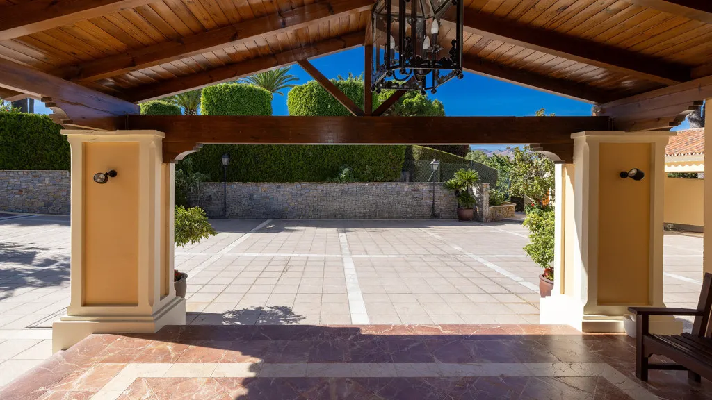 Buy Estepona 5 bedrooms chalet