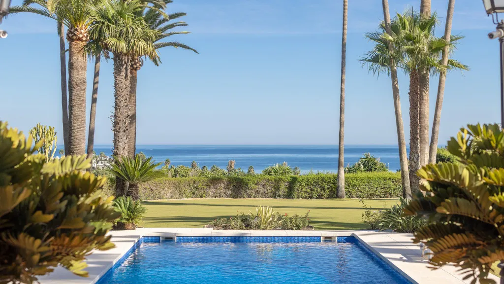 Buy Estepona 5 bedrooms chalet