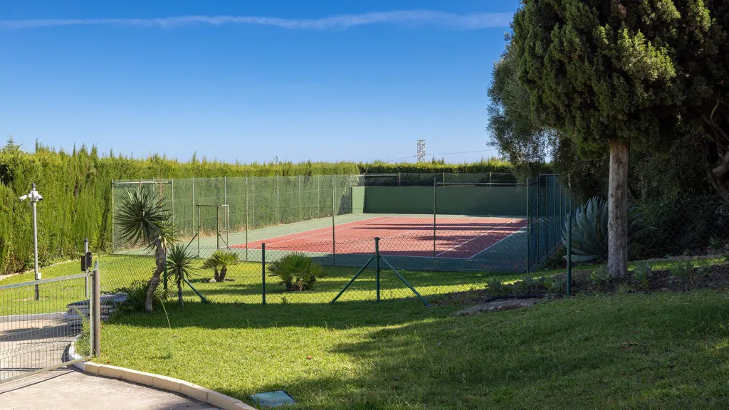 Buy Estepona 5 bedrooms chalet