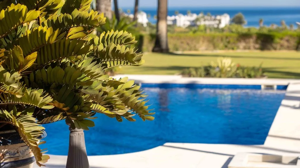 Buy Estepona 5 bedrooms chalet