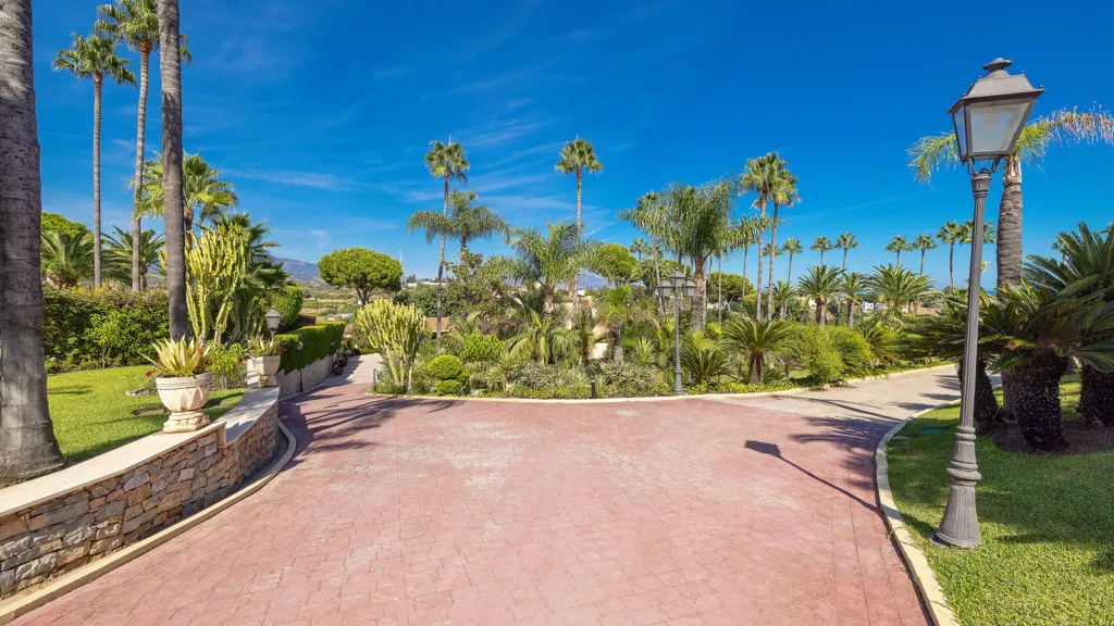 Buy Estepona 5 bedrooms chalet
