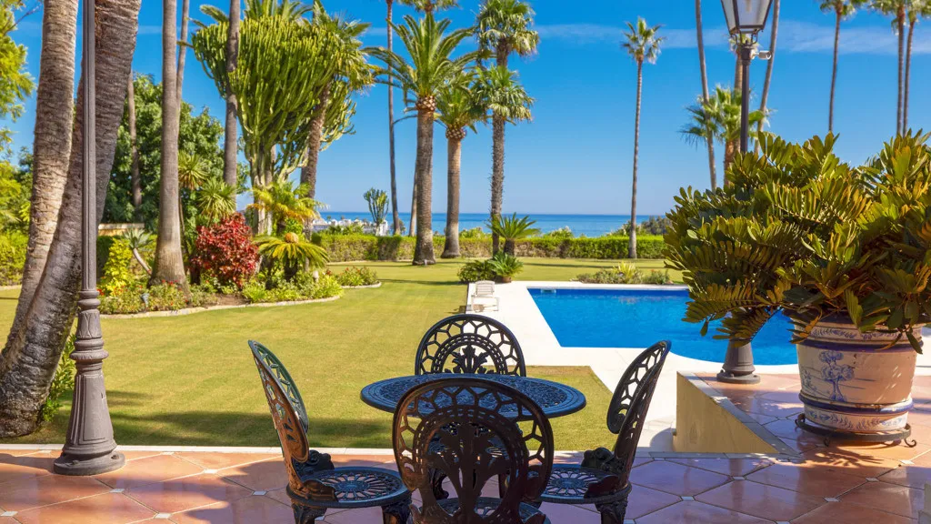 Buy Estepona 5 bedrooms chalet