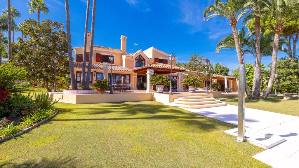 Buy Estepona 5 bedrooms chalet
