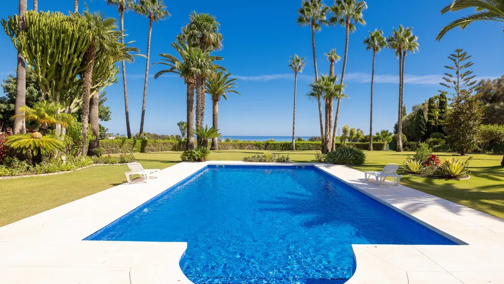 Buy Estepona 5 bedrooms chalet