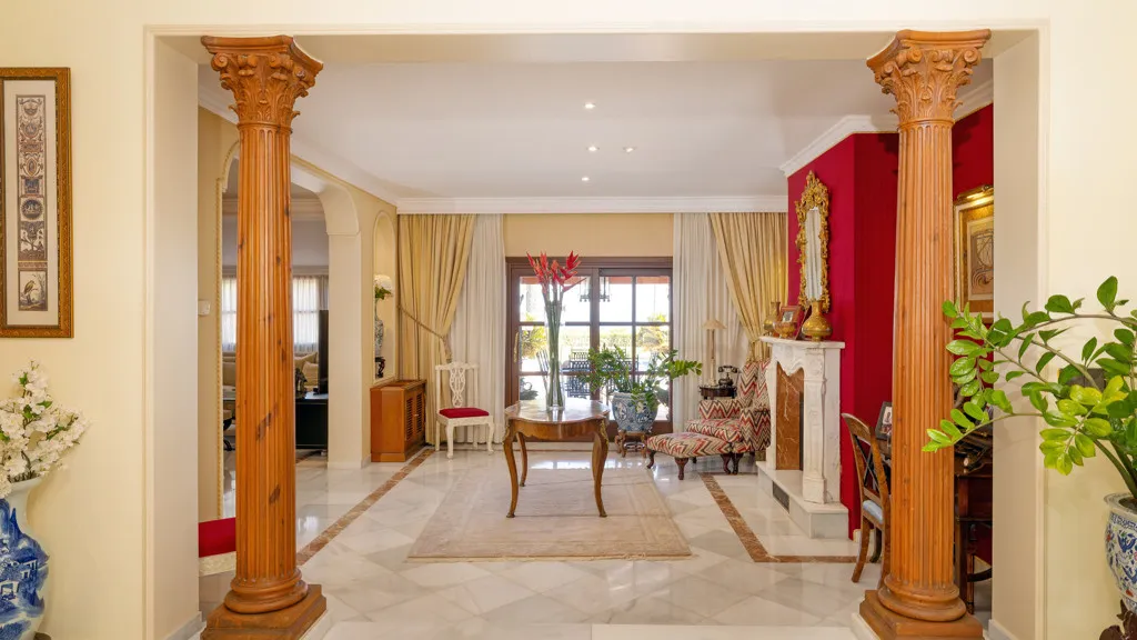 Buy Estepona 5 bedrooms chalet