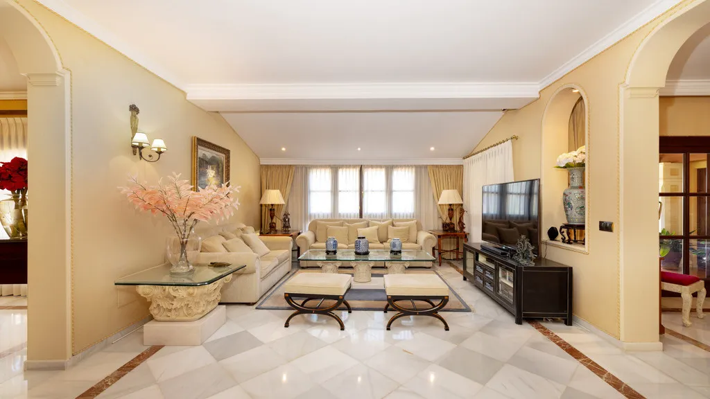 Buy Estepona 5 bedrooms chalet