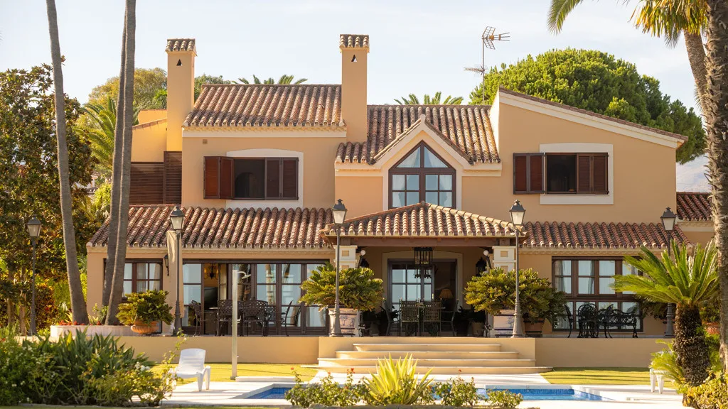 Buy Estepona 5 bedrooms chalet