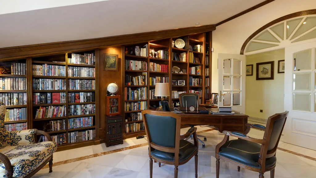 Buy Estepona 5 bedrooms chalet