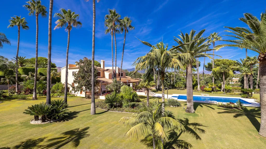 Buy Estepona 5 bedrooms chalet
