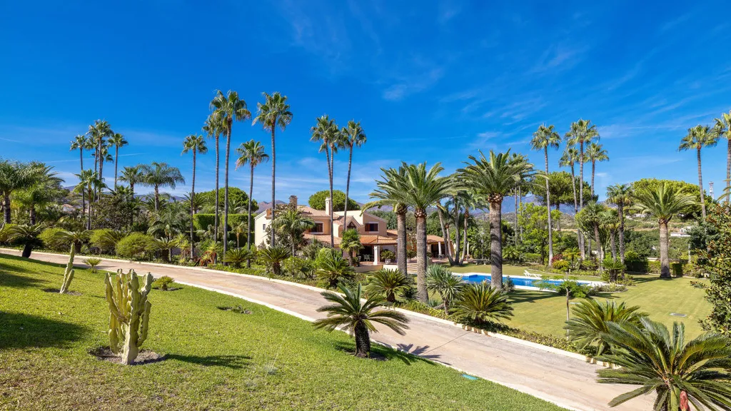 Buy Estepona 5 bedrooms chalet