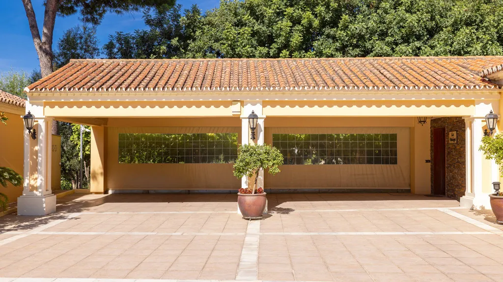 Buy Estepona 5 bedrooms chalet
