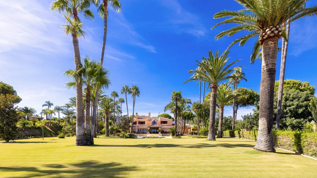 Buy Estepona 5 bedrooms chalet