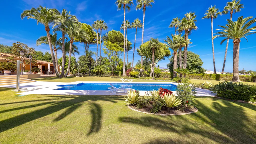 Buy Estepona 5 bedrooms chalet