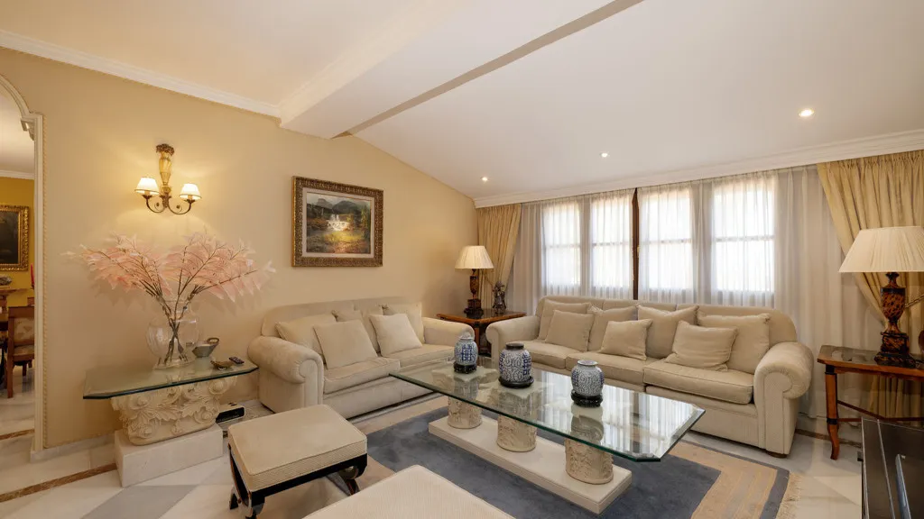 Buy Estepona 5 bedrooms chalet