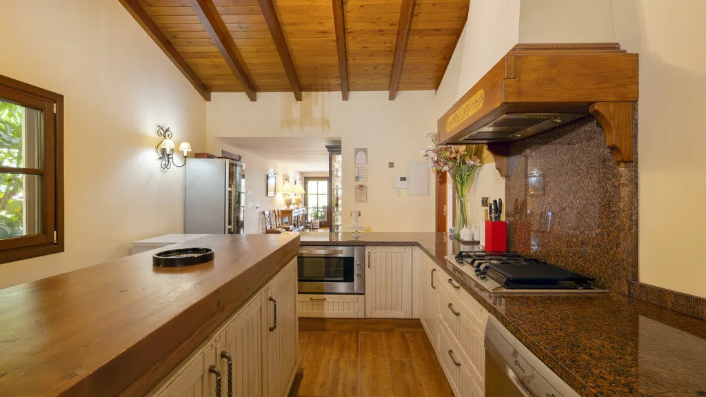 Buy Estepona 5 bedrooms chalet