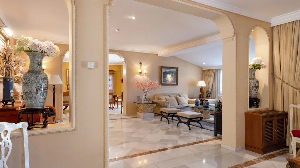 Buy Estepona 5 bedrooms chalet