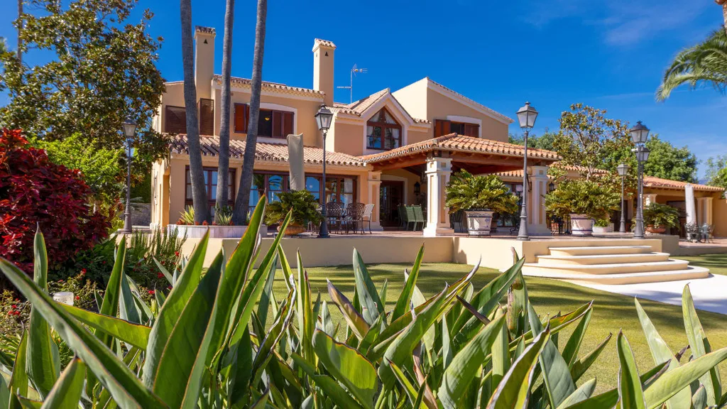 Buy Estepona 5 bedrooms chalet