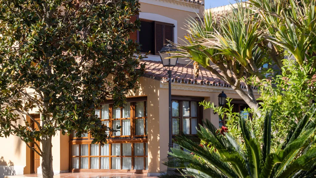 Buy Estepona 5 bedrooms chalet