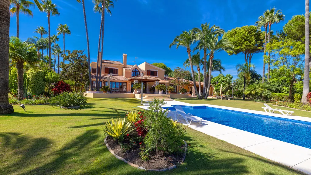 Buy Estepona 5 bedrooms chalet