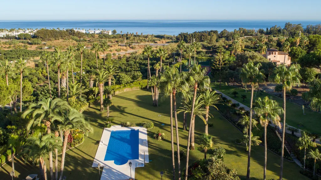 Buy Estepona 5 bedrooms chalet