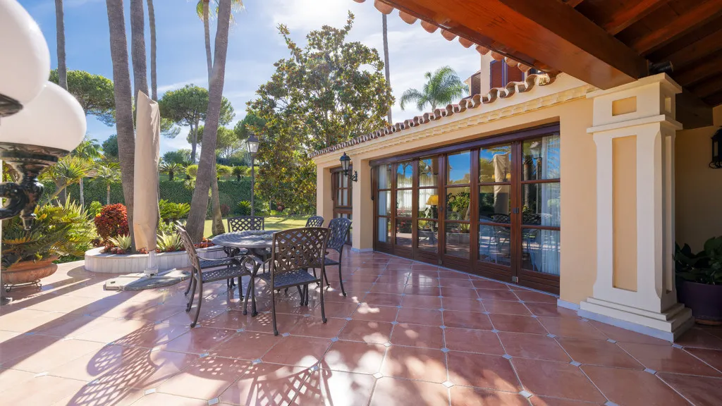Buy Estepona 5 bedrooms chalet