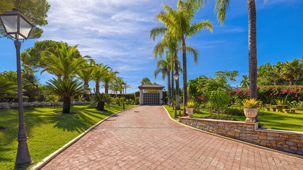 Buy Estepona 5 bedrooms chalet