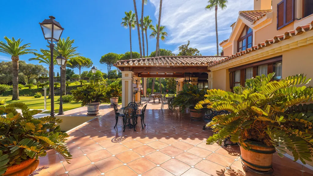 Buy Estepona 5 bedrooms chalet