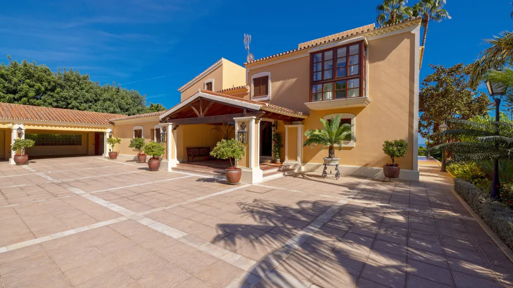 Buy Estepona 5 bedrooms chalet