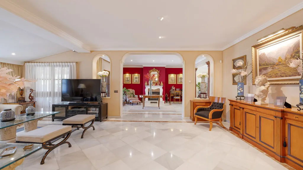 Buy Estepona 5 bedrooms chalet