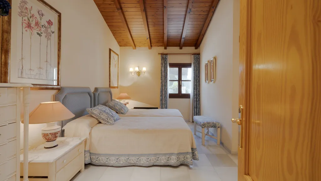 Buy Estepona 5 bedrooms chalet