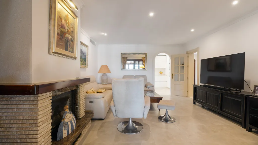 Buy Estepona 5 bedrooms chalet