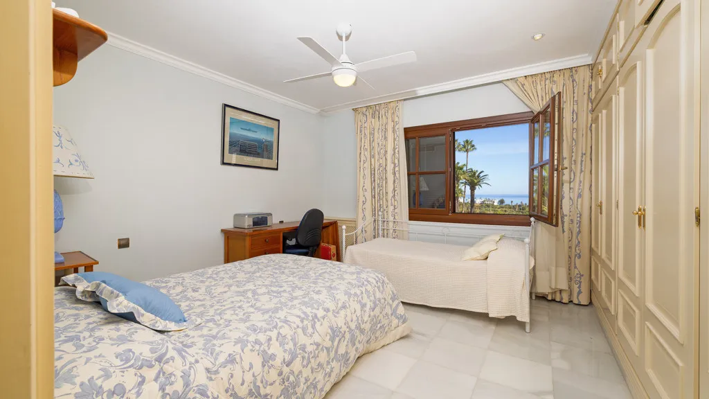 Buy Estepona 5 bedrooms chalet