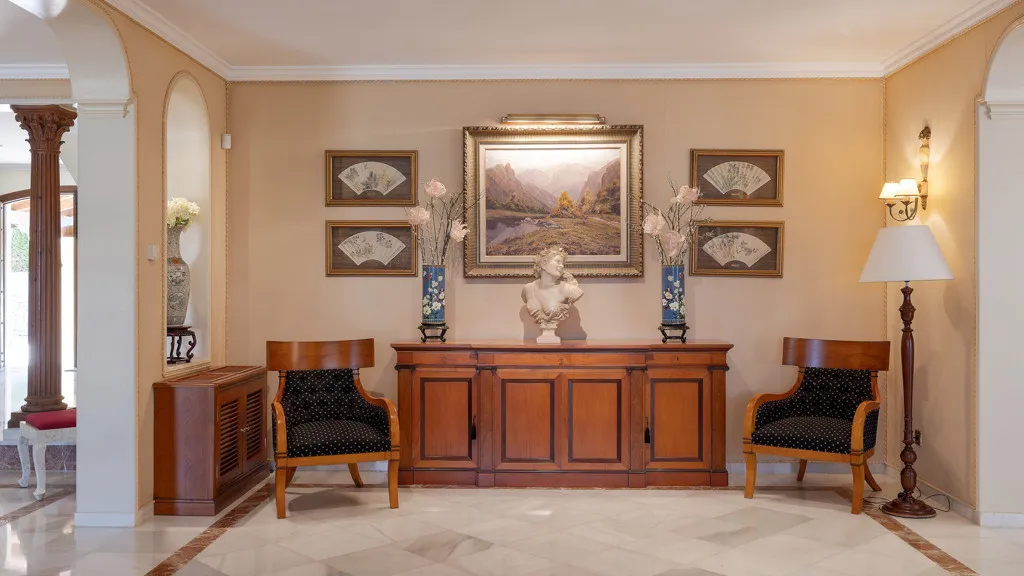 Buy Estepona 5 bedrooms chalet