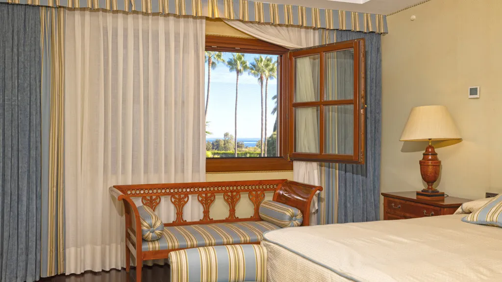 Buy Estepona 5 bedrooms chalet